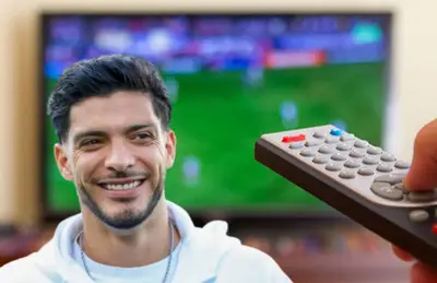 Raúl Jiménez sonriendo y televisión de fondo/Foto Computer Hoy.