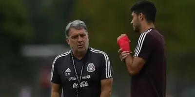 Raúl Jiménez también le dejó un recuerdito al Tata Martino con la Selección Mexicana.