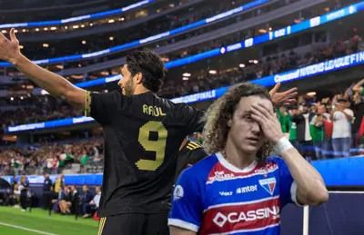 Raúl Jiménez y David Luiz/Foto El Universal.