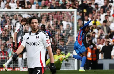 Raúl Jiménez y futbolistas en partido/ Foto Standard.co.uk