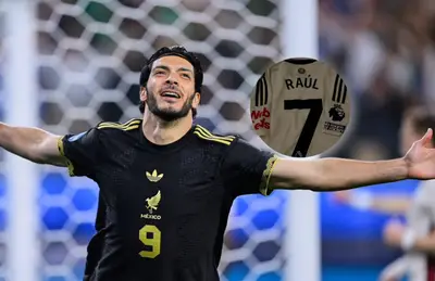 Raúl Jiménez y su camiseta/Foto ADN40.