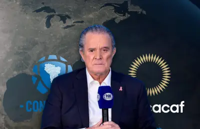 Raúl Orvañanos sosteniendo micrófono/Foto Revista Fortuna.