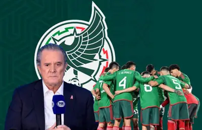 Raúl Orvañanos y jugadores de la Selección Mexicana abrazados/Foto Periódico Central.