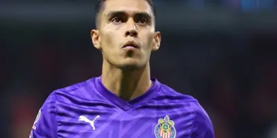 Raúl Rangel con la playera de Chivas / FOTO X