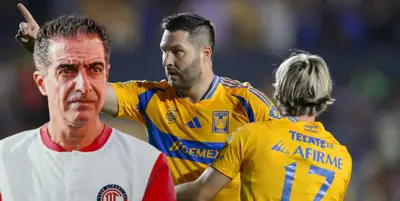 Renato Paiva junto a futbolistas de Tigres / FOTO ESPN