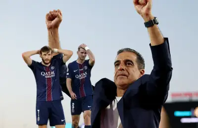 Renato Paiva y jugadores del PSG/ Foto VSports Team.