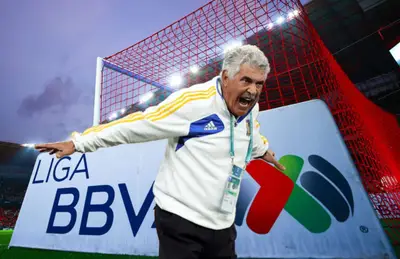 Ricardo Ferretti enojado y logo de la liga MX/ Foto 365scores.