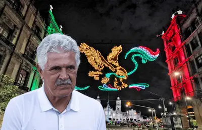 Ricardo Ferretti riendo y luces con colores mexicanos/ Foto Nirik.