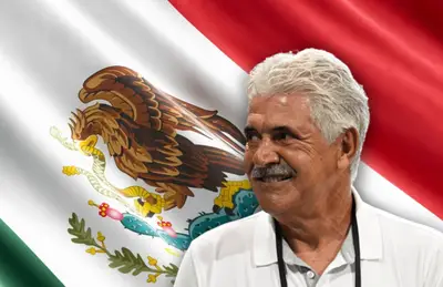Ricardo Ferretti y bandera de México/Foto Tirant Lo Blanch.