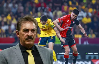 Ricardo La Volpe y futbolista disputando balón/ Foto Mexsport.