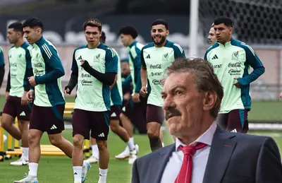Ricardo La Volpe y jugadores de la Selección Mexicana entrenando/Foto López Dóriga Digital.
