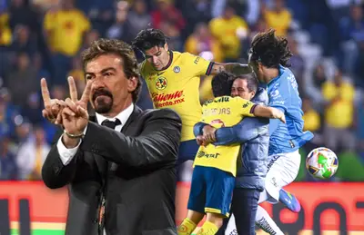 Ricardo La Volpe y jugadores disputando partido/ Foto MexSport.