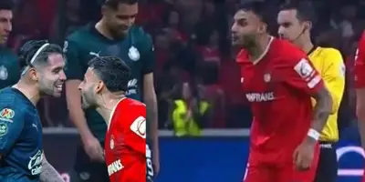 Ricardo Marín encarando a Alexis Vega en el Toluca vs Chivas / FOTO X