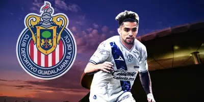 Ricardo Marín Junto al escudo de Chivas / FOTO X