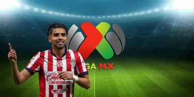 Ricardo Marín junto al logo de la Liga MX / FOTO X