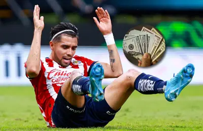 Ricardo Martín en el suelo e imagen de dólares a un lado de el/Foto TV Azteca.