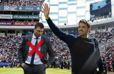 Robert Dante Siboldi con cruz y Nicolás Larcamón saludando/ Foto El Universal.