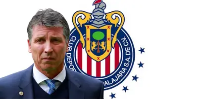 Robert Dante Siboldi junto al escudo de Chivas / FOTO TABASCO HOY