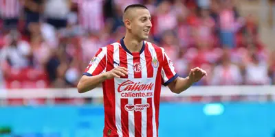 Roberto Alvarado con la playera de Chivas / FOTO ESPN