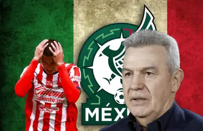 Roberto Alvarado con manos en la cabeza y Javier Aguirre/Foto Todo Sport.