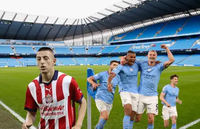 Roberto Alvarado junto a jugadores del Manchester City festejando.