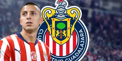 Roberto Alvarado junto al escudo de Chivas / FOTO FÚTBOL TOTAL