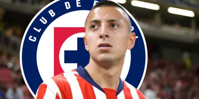 Roberto Alvarado junto al escudo de Cruz Azul / FOTO FUTBOL TOTAL