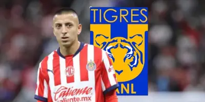 Roberto Alvarado junto al escudo de Tigres / FOTO EL UNIVERSAL
