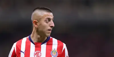 Roberto Alvarado portando el jersey de Chivas / FOTO 90 MIN