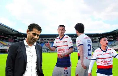 Roberto Alvarado y Alan Mozo celebrando, a su lado Fernando Hierro pensativo.