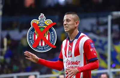 Roberto Alvarado y escudo del Guadalajara con cruz/Foto Rómpela Más.