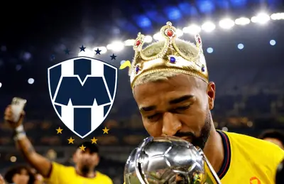 Rodrigo Aguirre besando trofeo de Liga MX y logo de Rayados/Foto Diario Olé.