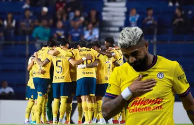 Rodrigo Aguirre y jugadores abrazados/ Foto Club América MexSport.