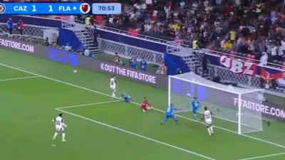 Rotondi intentó sacar el balón de la línea sin exito