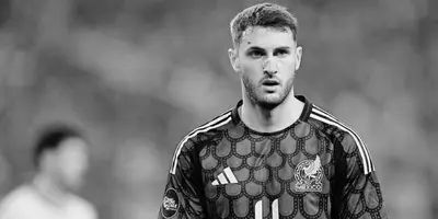 Santi Giménez en partido con México. Foto: Marca