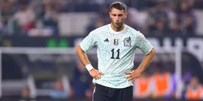 Santi Giménez falló un penalti ante Australia y Jaime Lozano lo arropó, ahora hace esto.