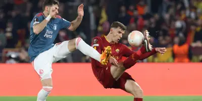 Santi Giménez no arrancará en la Champions League con el Feyenoord por esta razón.