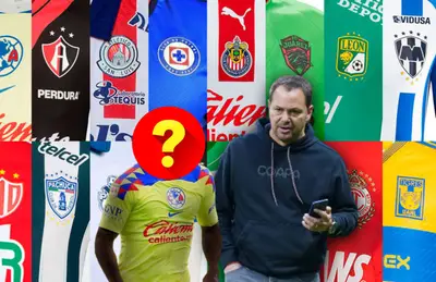 Santiago Baños con teléfono y futbolista con el rostro tapado/ Foto Todo sobre camisetas.