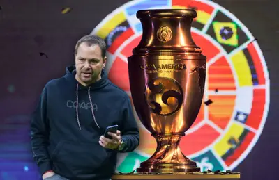 Santiago Baños y trofeo de Copa América/Foto Goal.