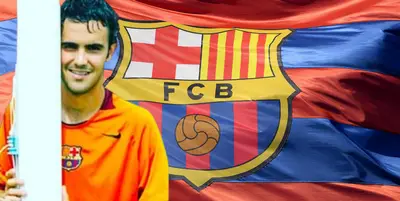Santiago Fernández junto al escudo del FC Barcelona / FOTO SOPITAS