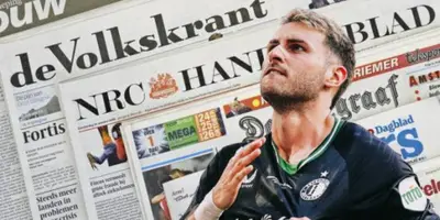 Santiago Giménez ante la prensa neerlandesa / FOTO X