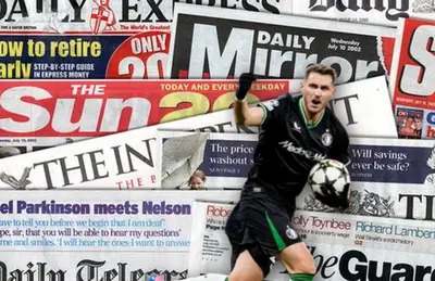 Santiago Giménez celebrando y periódicos ingleses/ Foto Diario Público.