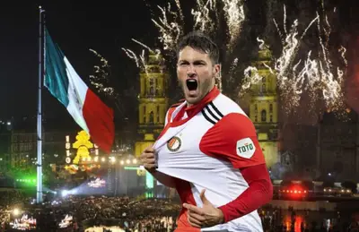 Santiago Giménez celebrando y zócalo de México/Foto Latinus.