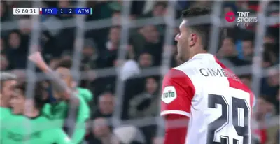 Santiago Giménez cometió grave error en Champions.