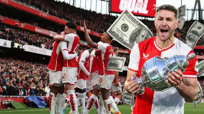 Santiago Giménez con billetes volando y jugadores del Arsenal Foto: Libertad Digital