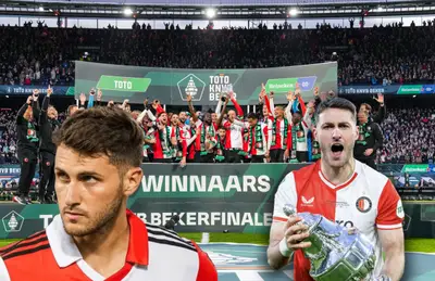 Santiago Giménez con trofeo y de fondo compañeros celebrando/ Foto Feyenoord.