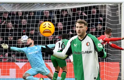 Santiago Giménez, emoji de cansancio y jugadores de PSV y Feyenoord/ Foto RTL Neiuws.