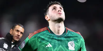 Santiago Giménez en partido con la Selección Mexicana. Foto; Récord