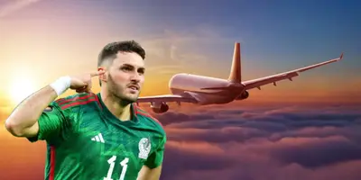 Santiago Giménez junto a avión / FOTO TRANSFERMARKT