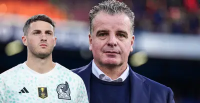 Santiago Giménez junto a Dennis Te Kloese / FOTO TUDN